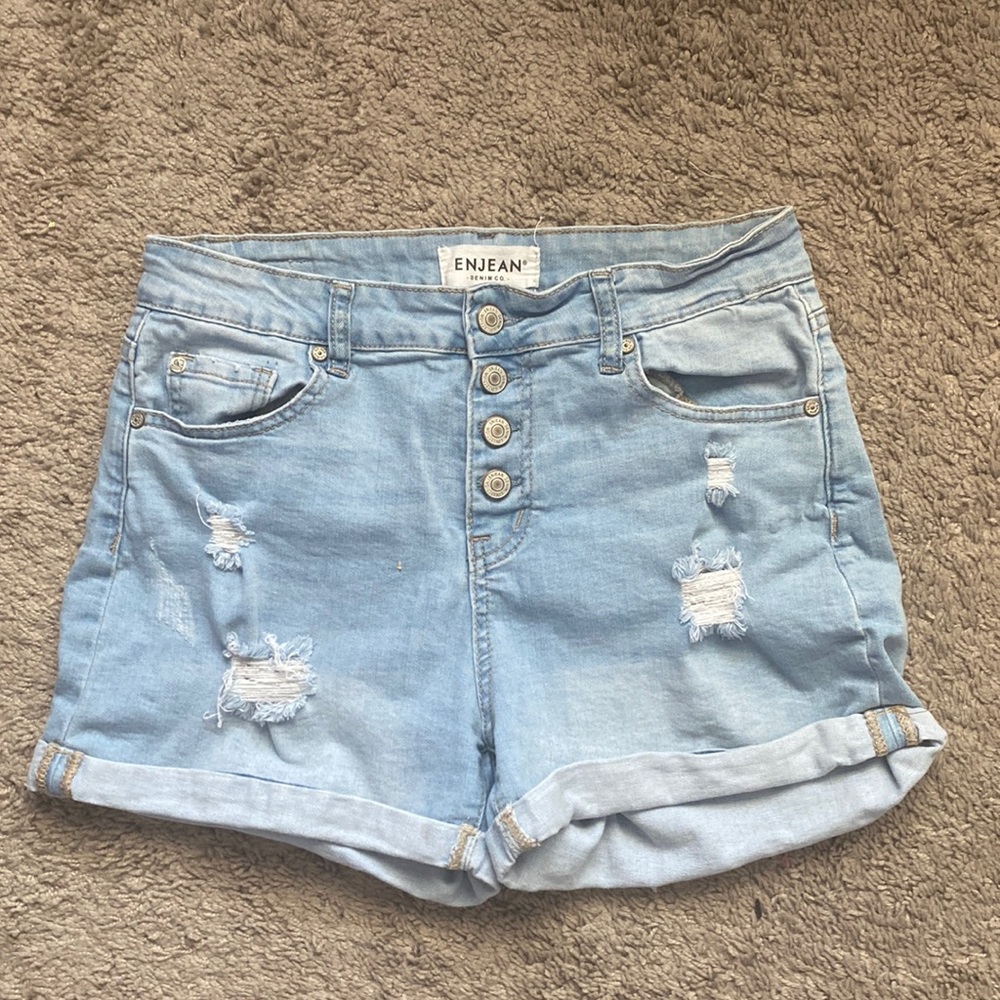 En jean shorts